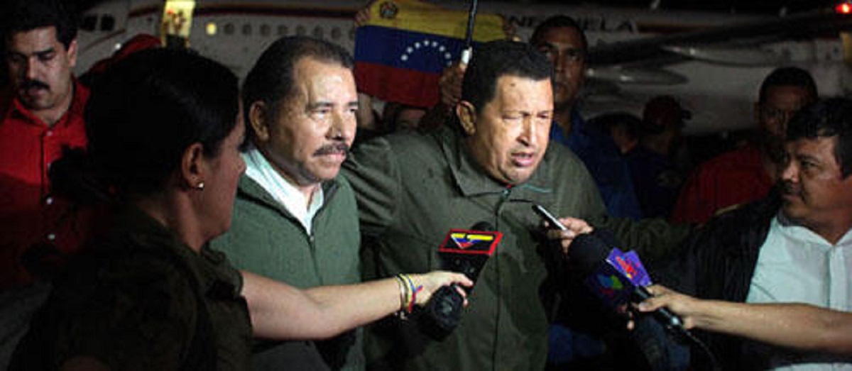 Hugo chavez llega a managua recibido por daniel ortega