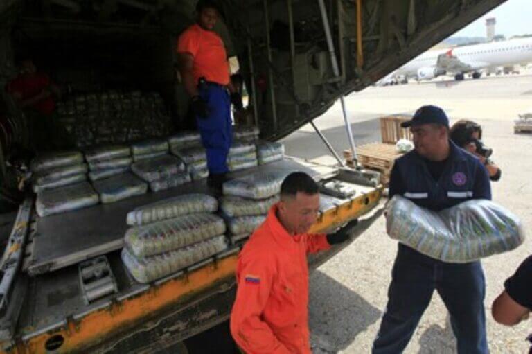 Venezuela inicia puente aéreo para asistir a Cuba y Haití