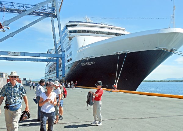 Crucero cargado de extranjeros arriba a Corn Island, en el Caribe Sur