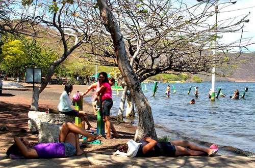 Capitalinos calman los calores en fresquecitas aguas de Xiloá