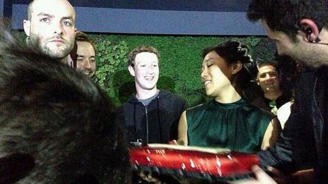 Los fundadores de Facebook y WhatsApp, de fiesta en Barcelona