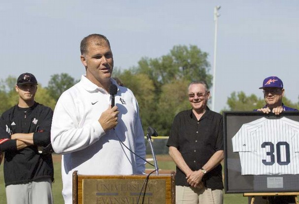 Andy Benes comparte con entrenadores de béisbol menor