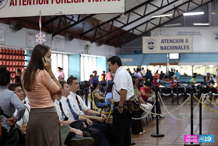 Servidores públicos de Migración y Extranjería reciben bono escolar