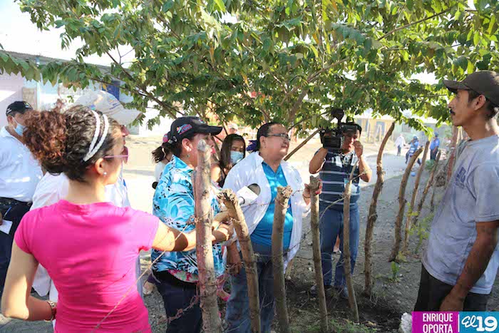 Brigadas de salud visitan a familias de barrios aledaños al incendio del vertedero de Acahualinca