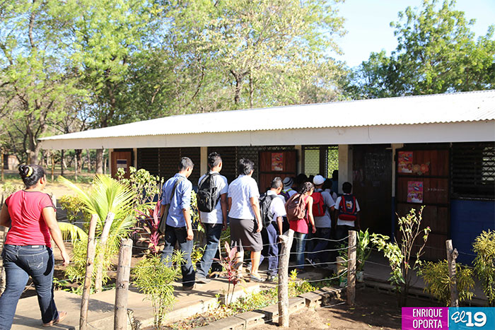 Inician clases en secundaria rural a distancia