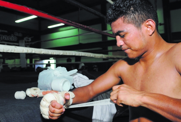 “Chocolatito” González dominando el peso