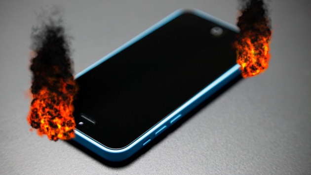 La súbita combustión de un iPhone en el bolsillo del pantalón le causa quemaduras