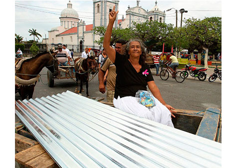 Entregan 500 Planes Techo en León y paquetes alimenticios en Managua