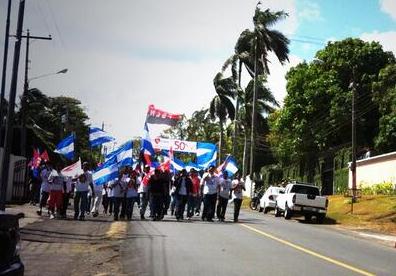 Jóvenes marchan en respaldo a Venezuela