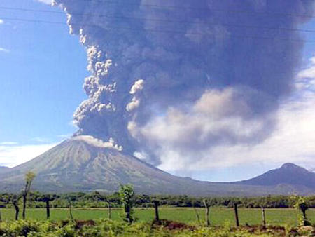 Volcán San Cristóbal sorprende a chinandeganos con pequeña explosión