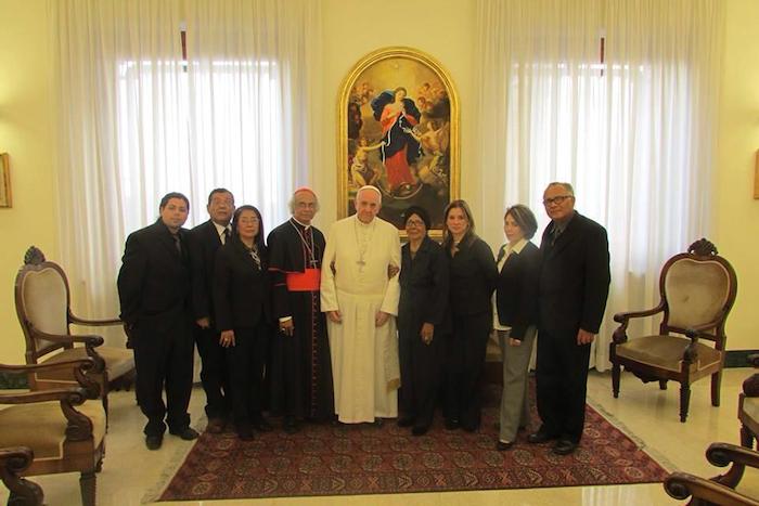 Papa Francisco recibe a Cardenal Brenes y familia