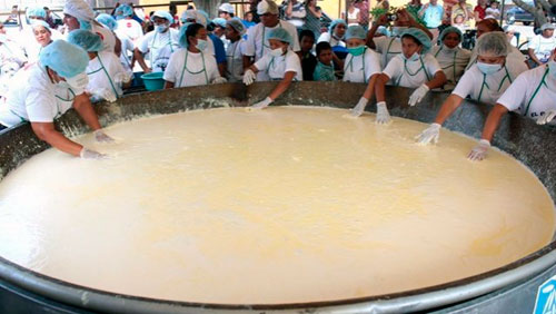 A degustar un mega quesillo de 246 metros de largo