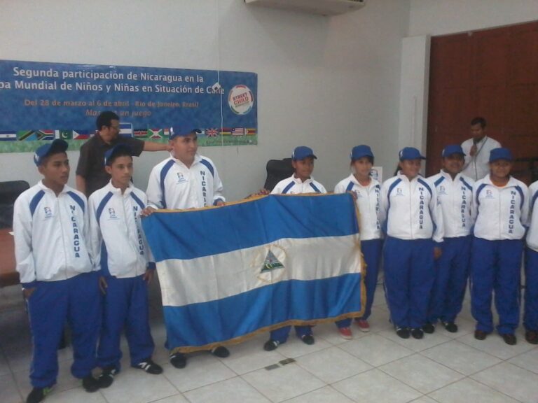 Abanderan delegación que participará en Copa Mundial de fútbol de niñas y niños en situación de calle