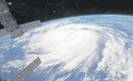 Científicos proponen lanzar rayos láser a la chatarra espacial para desintegrarla