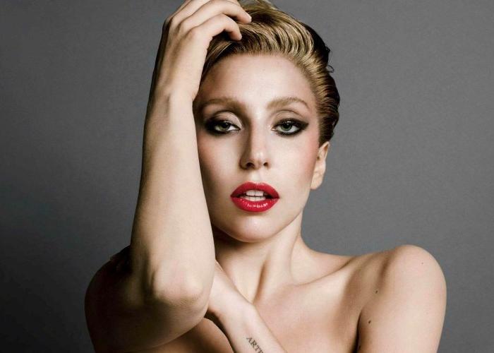 Lady Gaga comparte una selfie desnuda