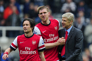 Mertesacker y Rosicky extienden sus contratos con el Arsenal