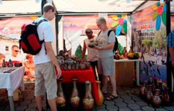 Comerciantes promueven precios refrescantes y accesibles en feria de verano 2014