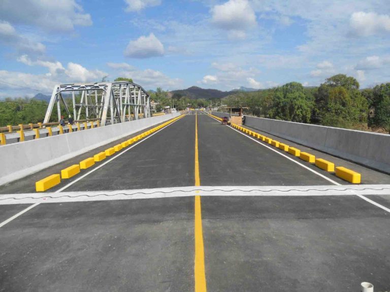 Gobierno entrega nuevo puente a boaqueños