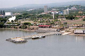 Capitalinos disfrutan tardes domingueras en Puerto Salvador Allende