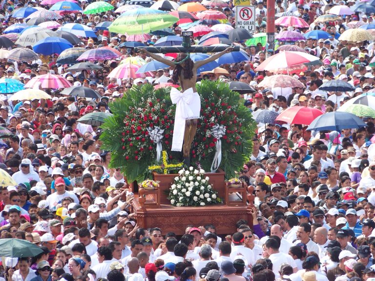 En masivo Viacrucis Penitencial, Cardenal Brenes llama a orar por afectados en terremotos