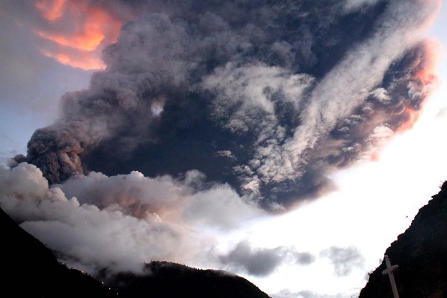 El volcán ecuatoriano ‘garganta de fuego’ arroja ceniza y rocas candentes