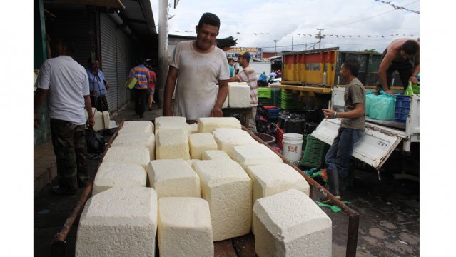 Comerciantes del Israel Lewites hacen el billete con ventas de queso