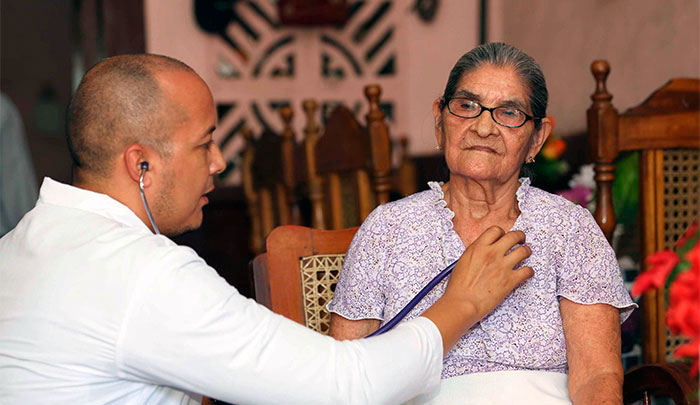 Realizan jornada especial de atención médica a madres de Héroes y Mártires