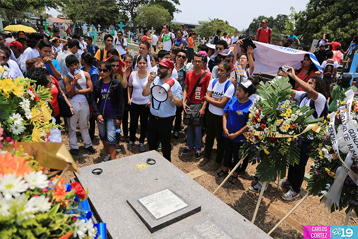 Universitarios conmemoran 15 aniversario de la caída de Roberto González