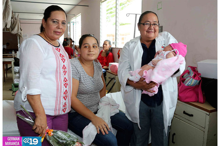 Alcaldesa de Managua entrega regalos a madres que dieron a luz este 30 de mayo