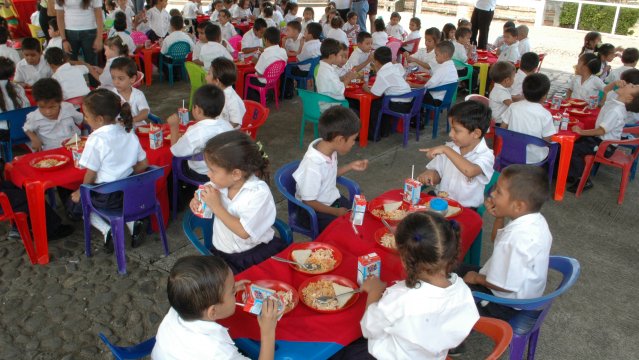 Programa “UN PLATO, UNA SONRISA” llegará a más de 21 mil niños en un año