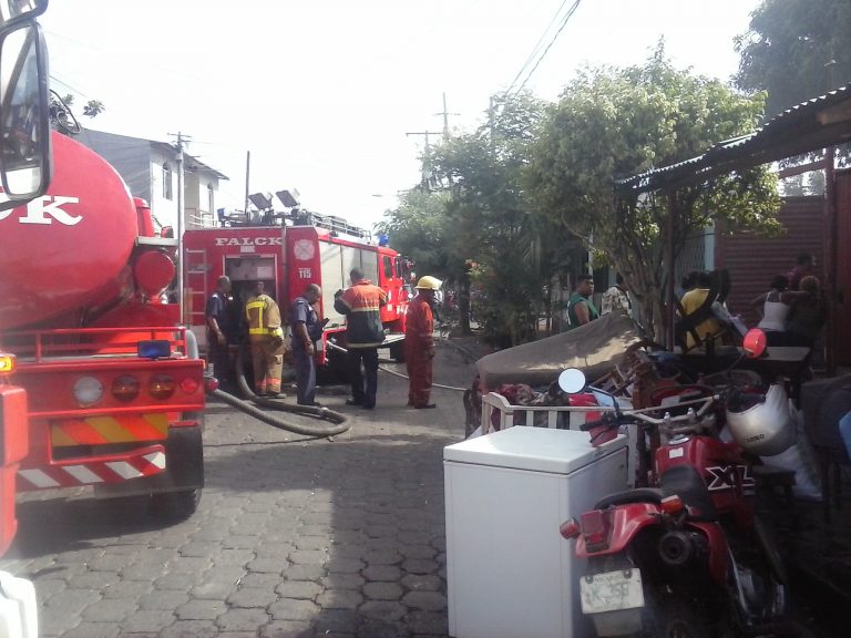 Incendio deja en la calle a 16 personas en el barrio San Luis