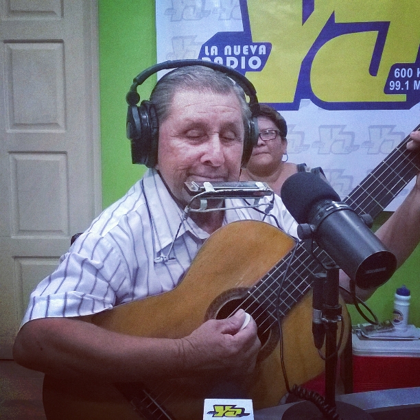 «El hombre Orquesta» cumple su sueño visitar Tu Nueva Radio YA