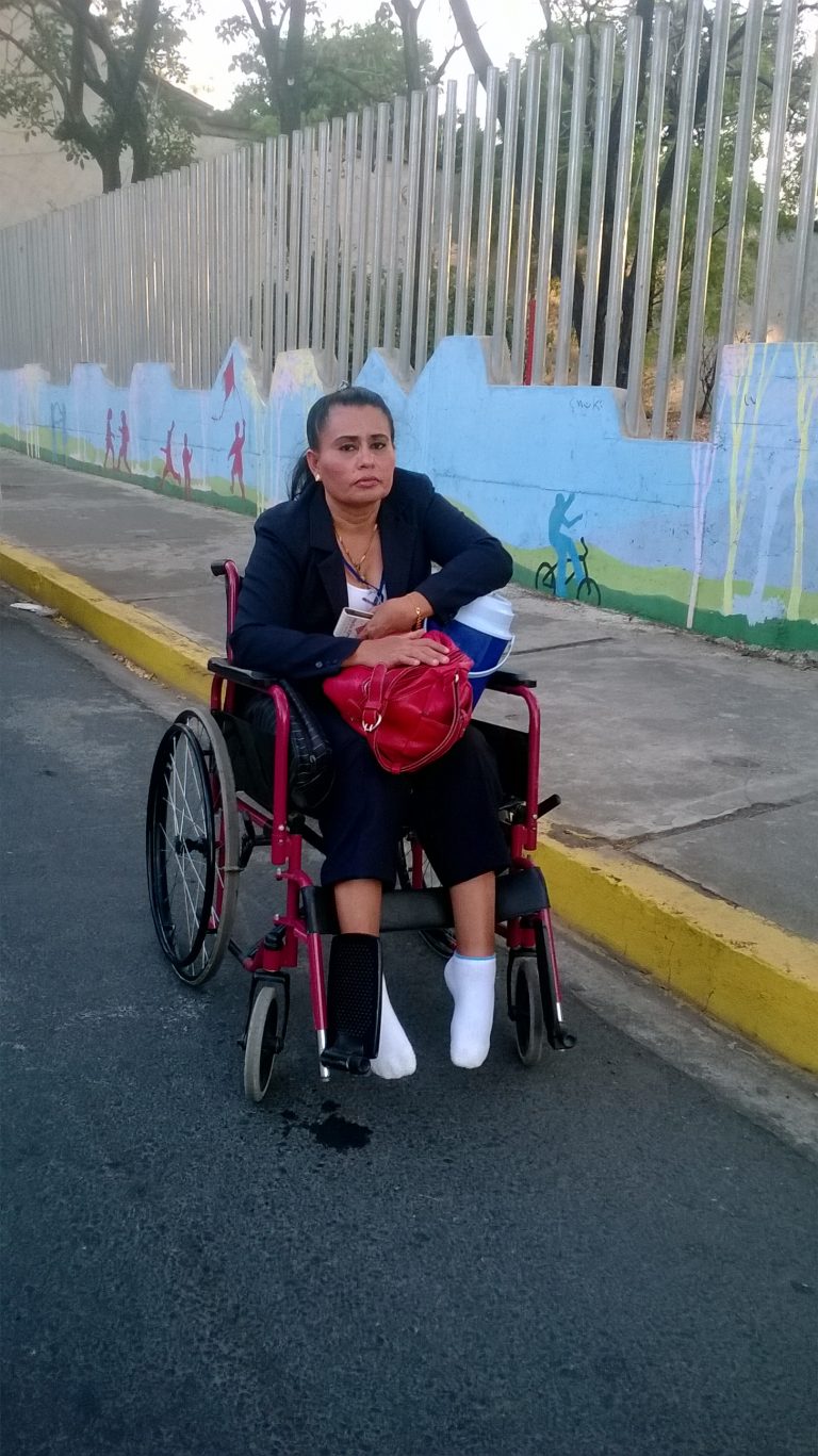 Madre parapléjica logra graduar a su hijo en la carrera de Ingeniería Eléctronica