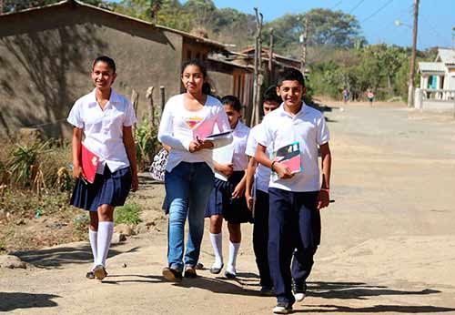 Avanzan estudios de secundaria en el campo