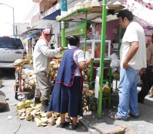 a-punto-de-deleitar-una-sabrosa-agua-de-coco