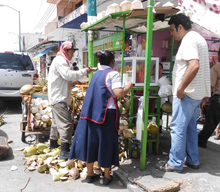 A punta de la venta de cocos pelados, «Súper Mamá» ayudará a su hijo a graduarse como enfermero