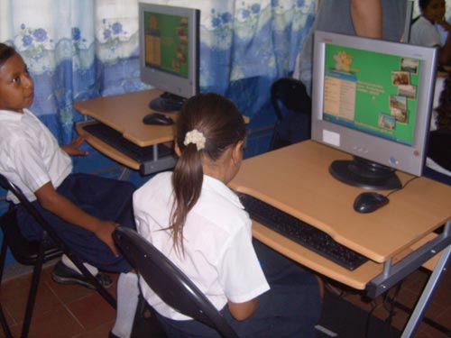 Avanzan programa de escuelas de computación e idiomas en el país