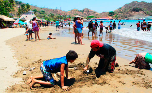 Familias comienzan a disfrutar del fin de semana largo