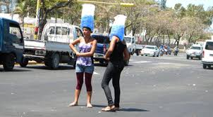 “Súper Mama” de este jueves vende agua helada para criar a sus 6 chavalos