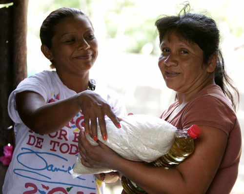 Reinas del hogar de Nagarote, la Paz Centro y Mateare, reciben en su día, paquetes alimenticios