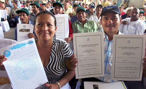 En homenaje a las madres la próxima semana gobierno iniciará entrega de títulos