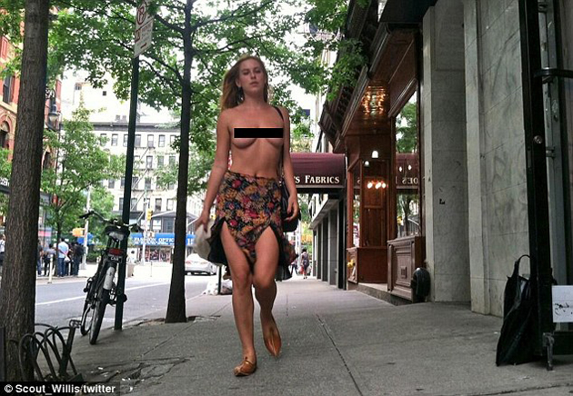 Hija de Bruce Willis protestó en topless contra Instagram