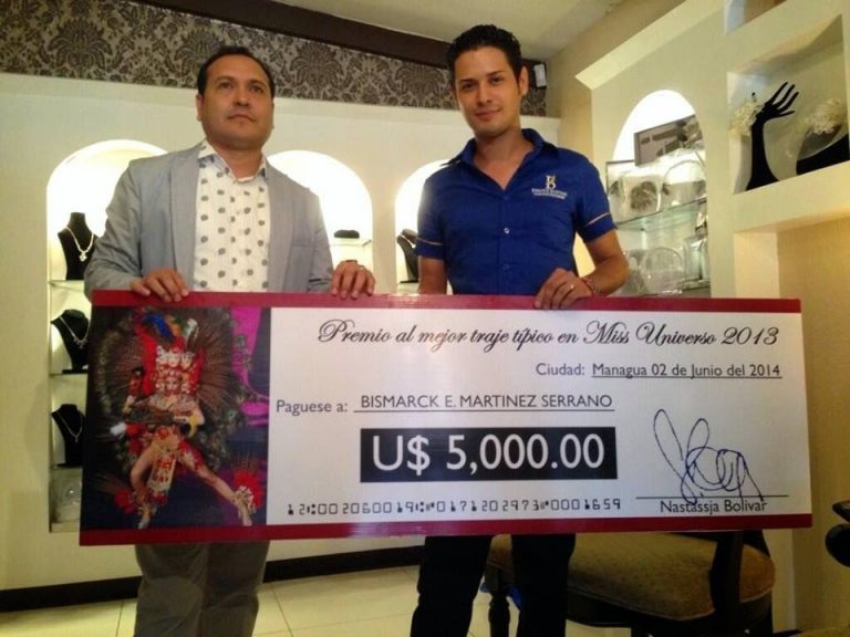 Nastassja Bolívar  entrega cheque por 5 mil dólares a diseñador Bismarck Martínez