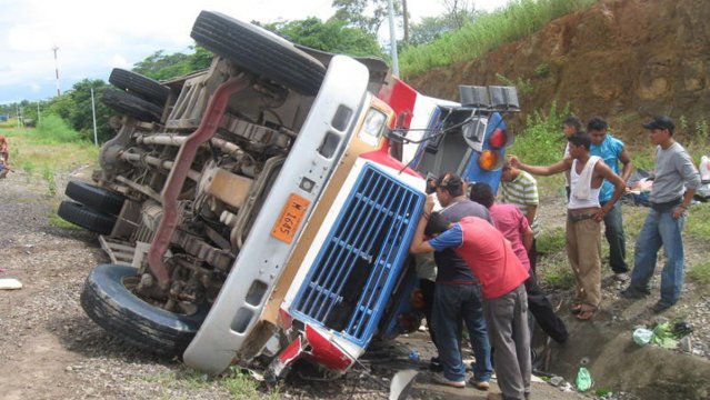 Vuelco de bus en Chinandega deja 17 personas lesionadas, 2 de ellas de gravedad