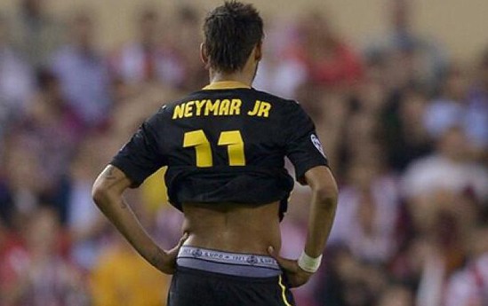 FIFA podría multar a Neymar por mostrar su ‘boxer’