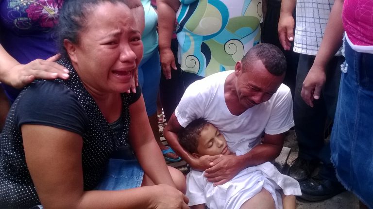 Niño muere atropellado por bus cerca de la Jean Paul Genie