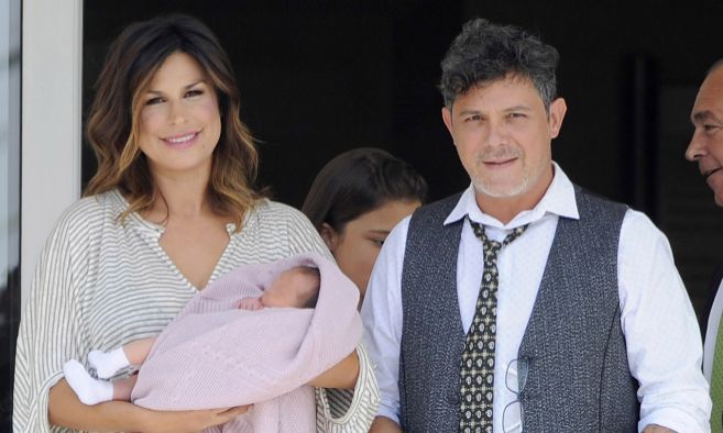 Alejandro Sanz presenta a su hija Alma