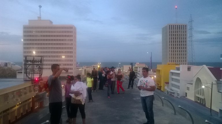 Abuelitas y abuelitos  llenos de emoción disfrutaron de la réplica de la Avenida Roosevelt en el Paseo Xolotlán