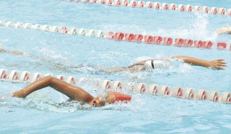 Heyling Castañeda domina torneo de fondo de Natación
