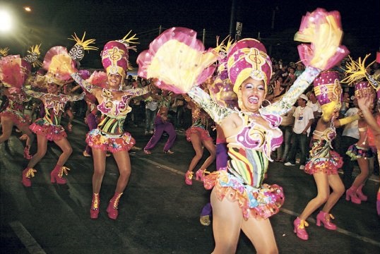 Ciudad de Granada se desbordó con el Carnaval Alegría por la Vida